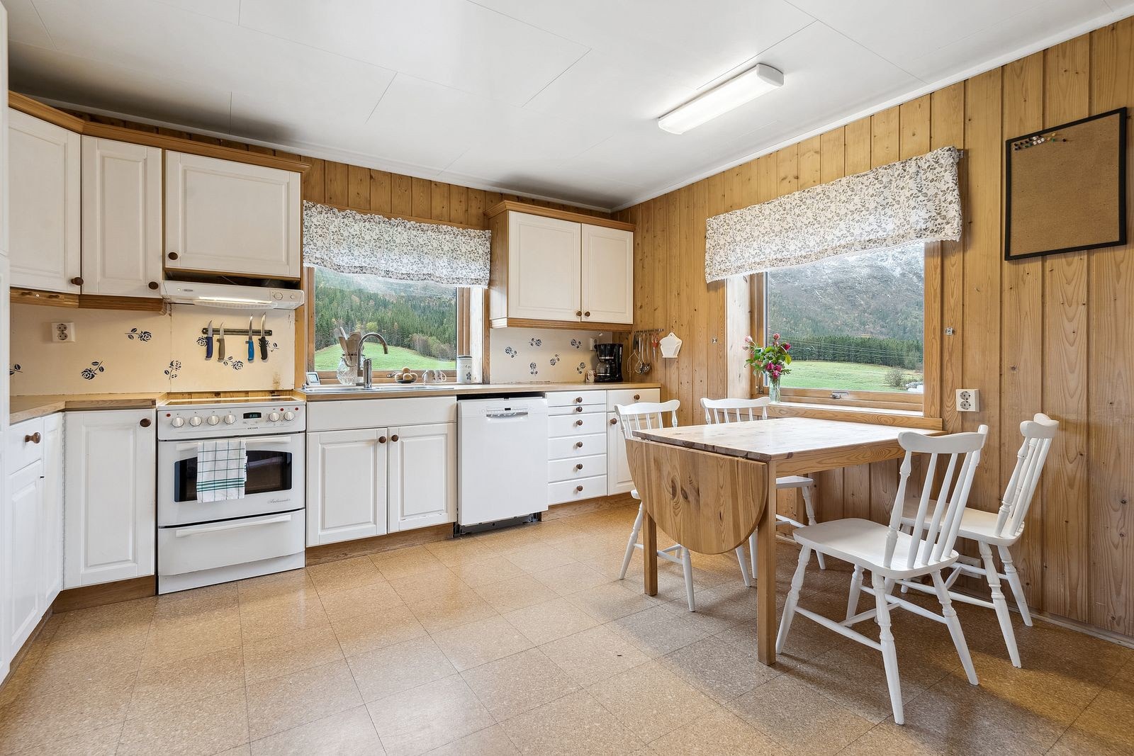 Videre fra gangen finner du kjøkkenet Galleribilde