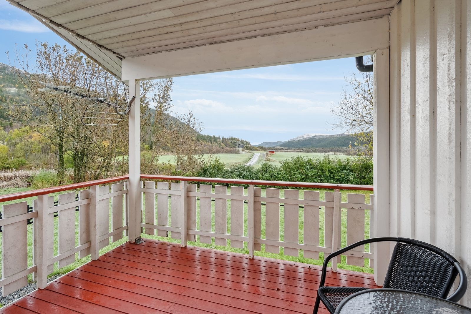 Inngangsparti med overbygget terrasse på ca. 9 m2 Galleribilde