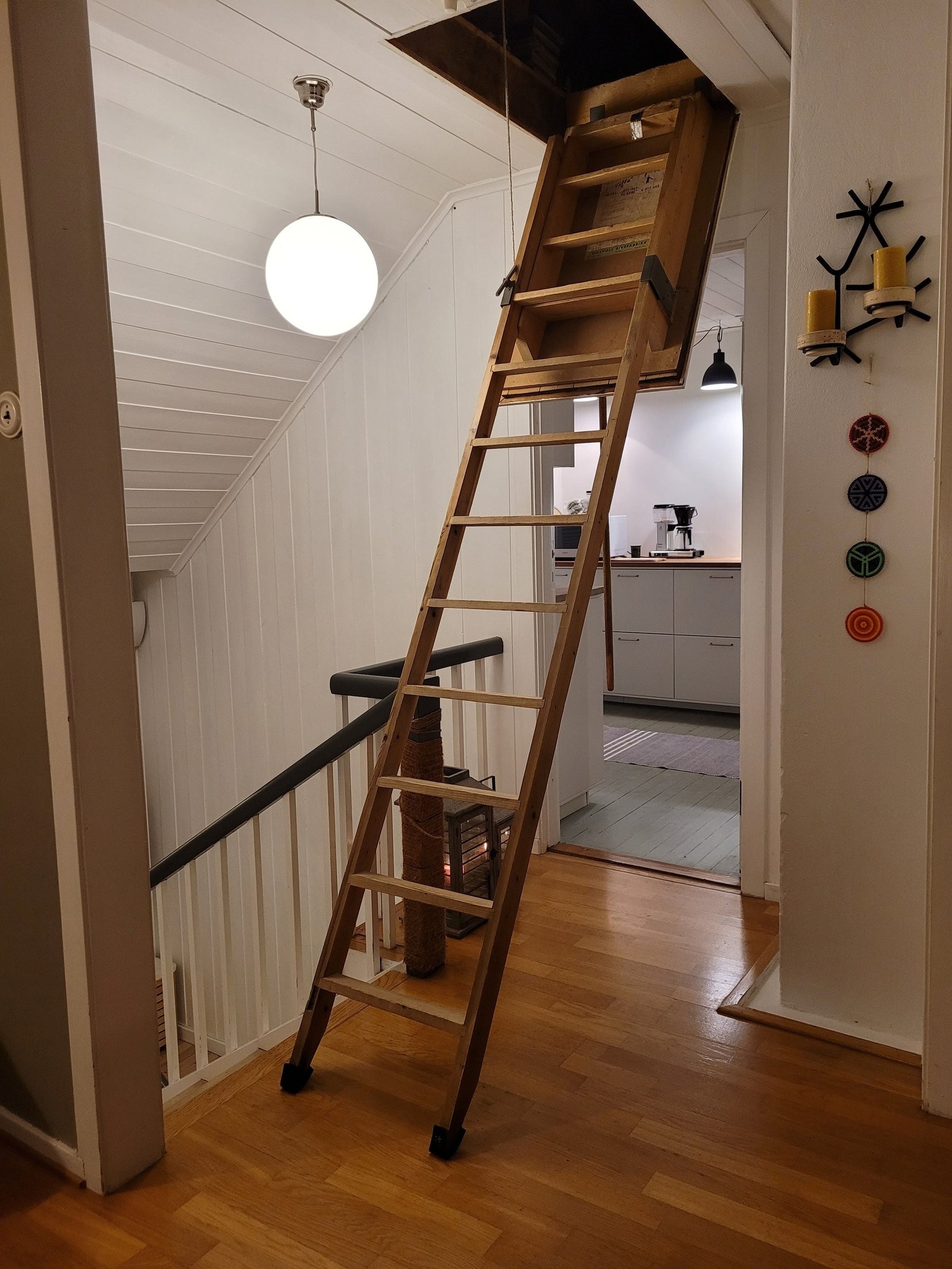 Nedfellbar stige opp til loftsrom Galleribilde