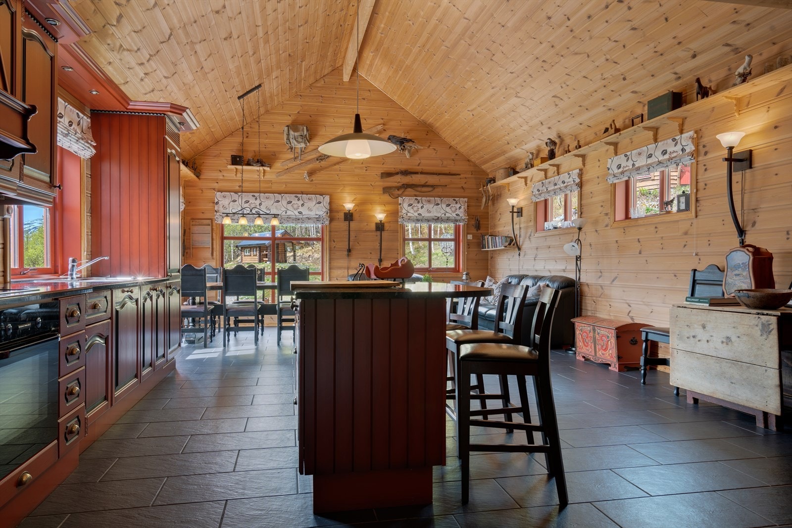 Stue og kjøkken i åpen løsning med god takhøyde Galleribilde