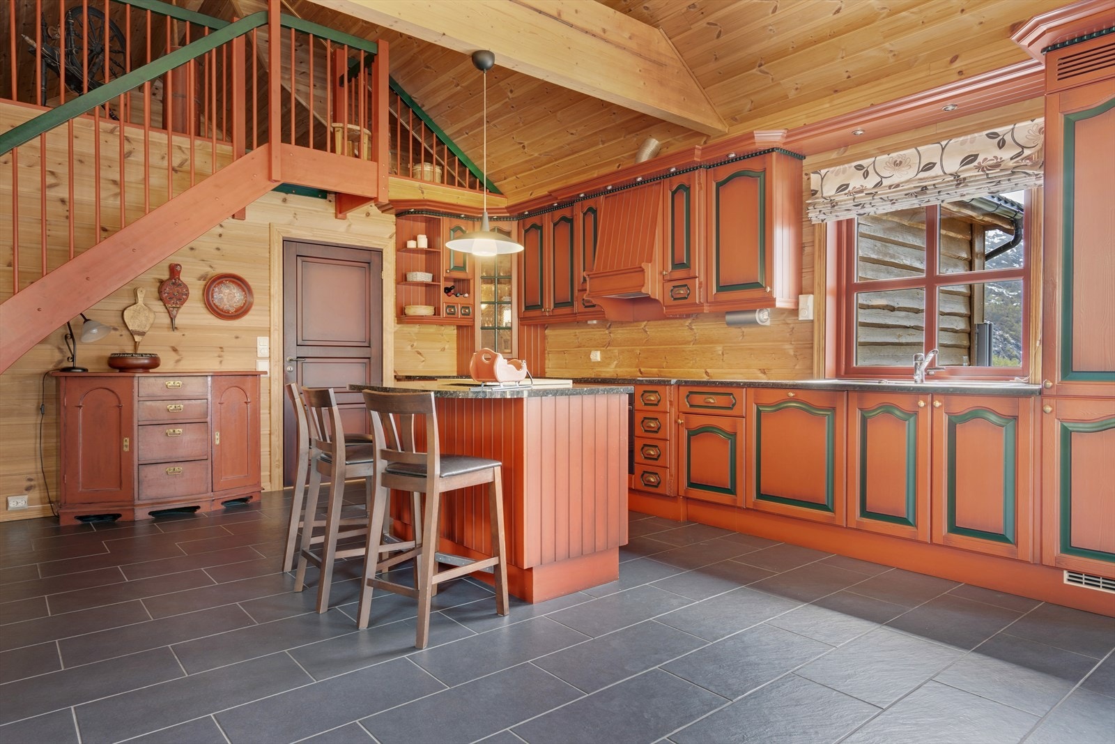 Kjøkken med integrert oppvaskmaskin, kjøl/frys, platetopp og komfyr Galleribilde