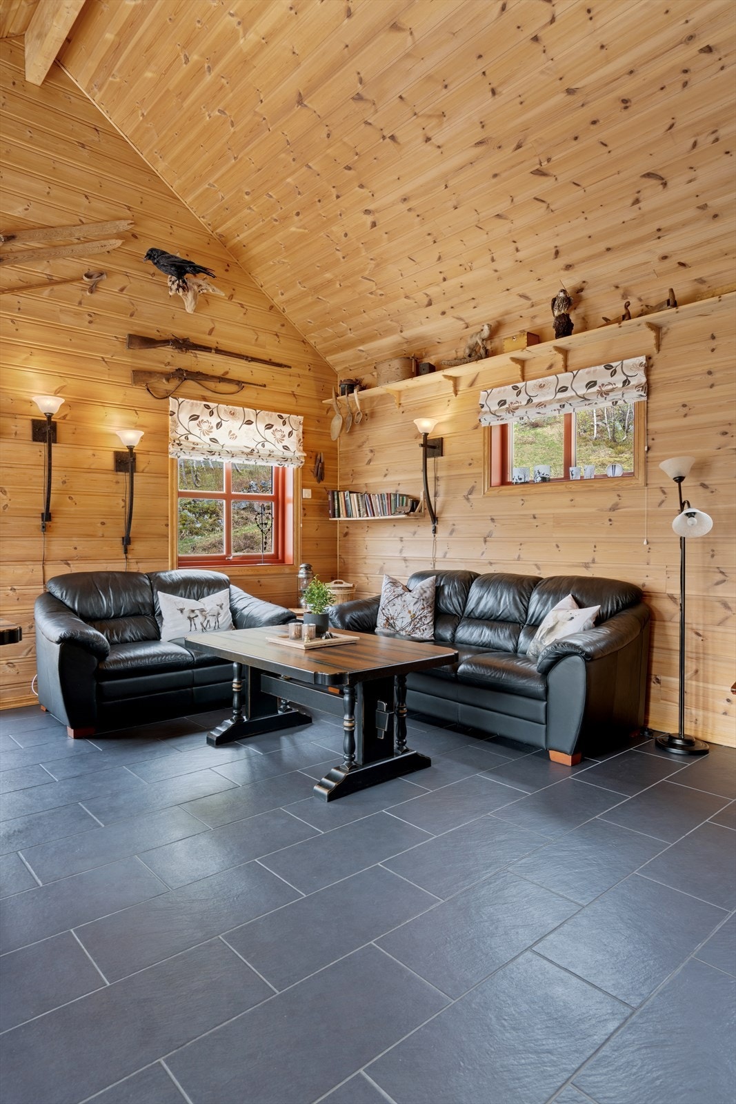 Mønet tak og flisbelagt gulv Galleribilde