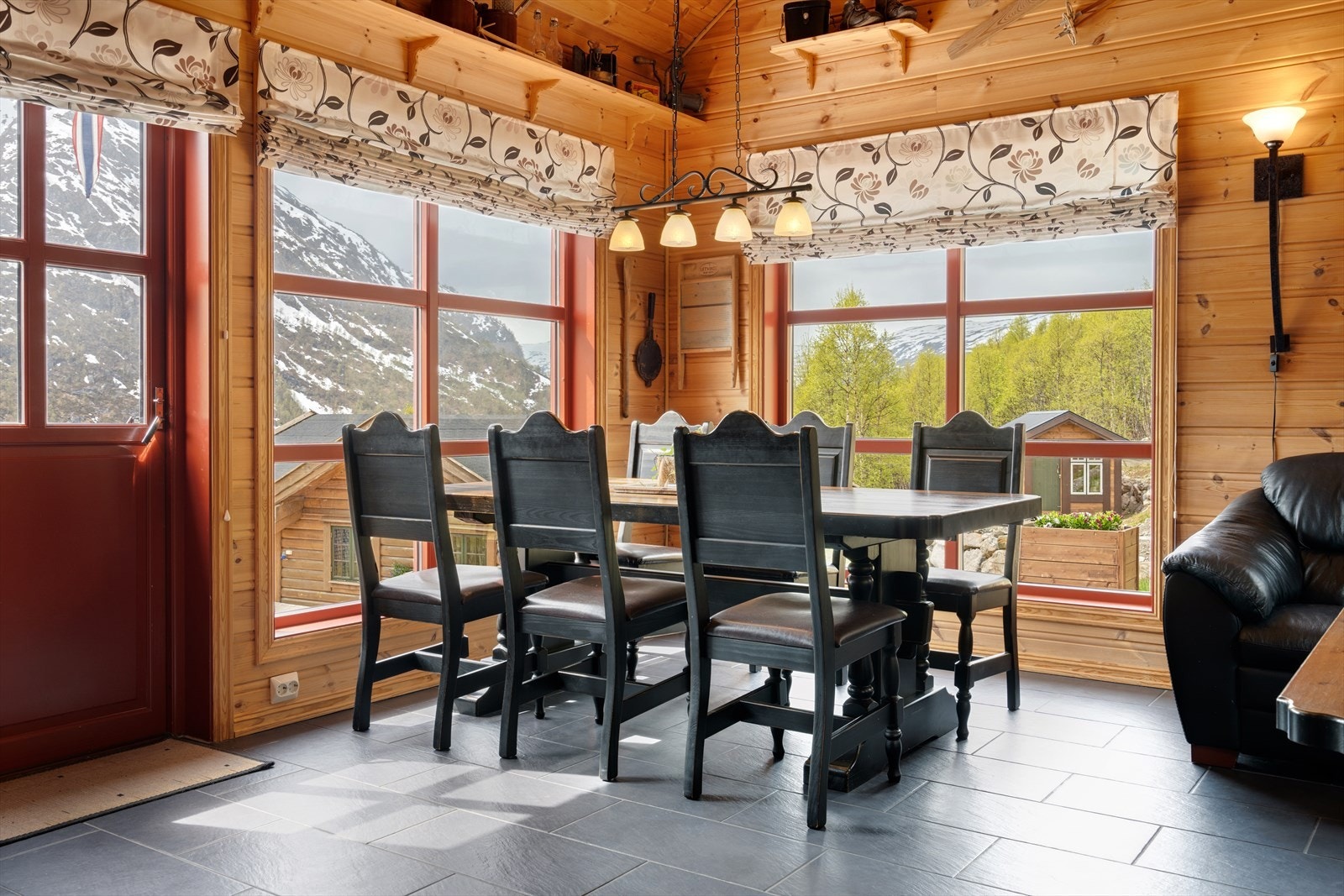 Fra stuen er det utgang til flott, solrikt uteområde. Galleribilde