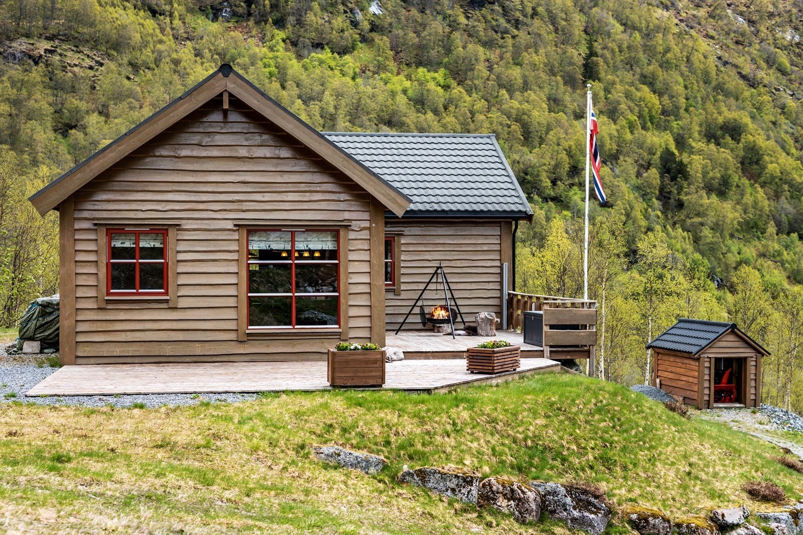 Utgang til solrik terrasse, med flott utsikt til omgivelsene rundt Galleribilde