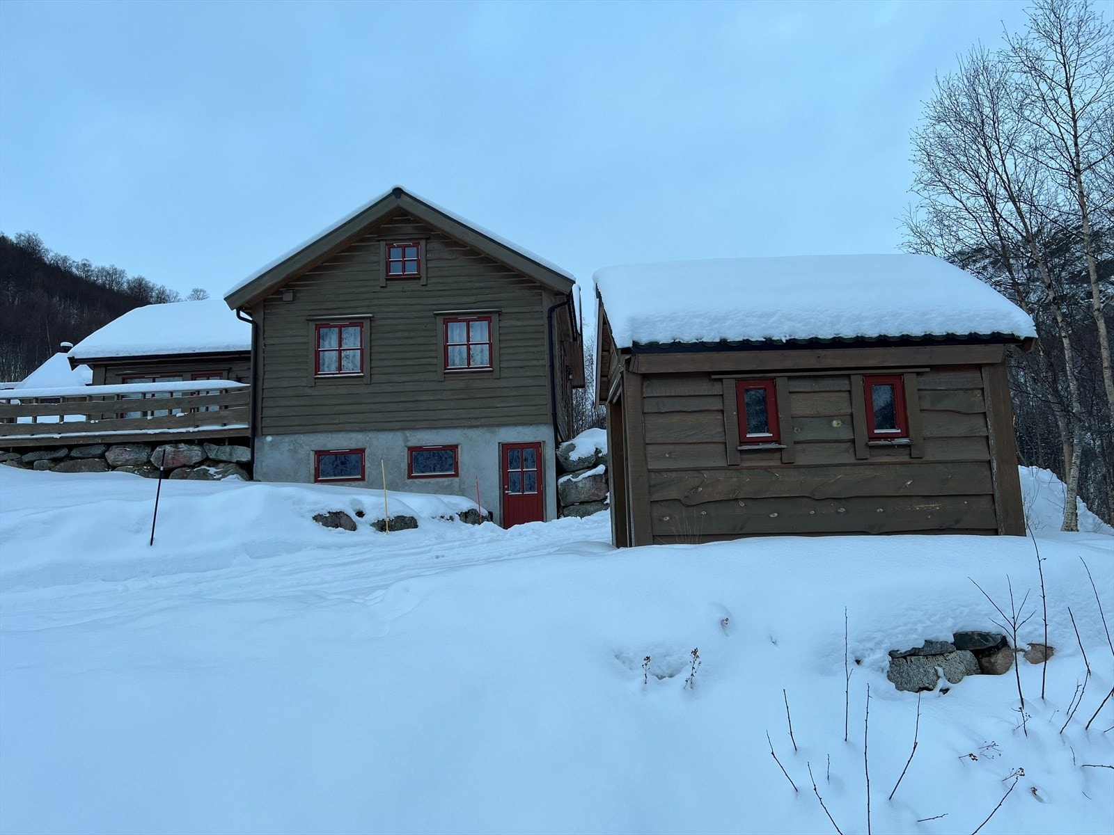 Eiendommen består av flere kjekke bygg. Ute stue/lysthus og bod/parkeringshus til snøfresen kan nevnes. Galleribilde