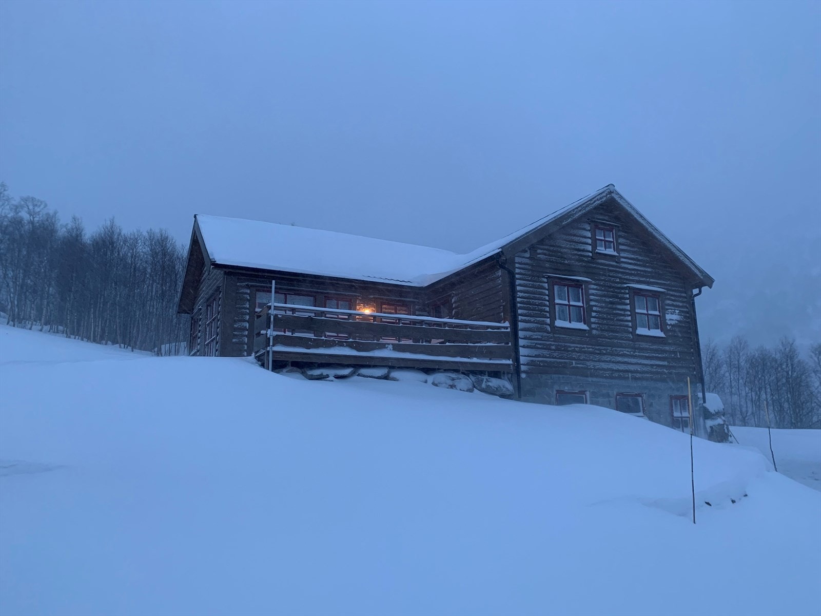 Eiendommen har en flott beliggenhet. Her kan man oppleve alle sider av været. Galleribilde
