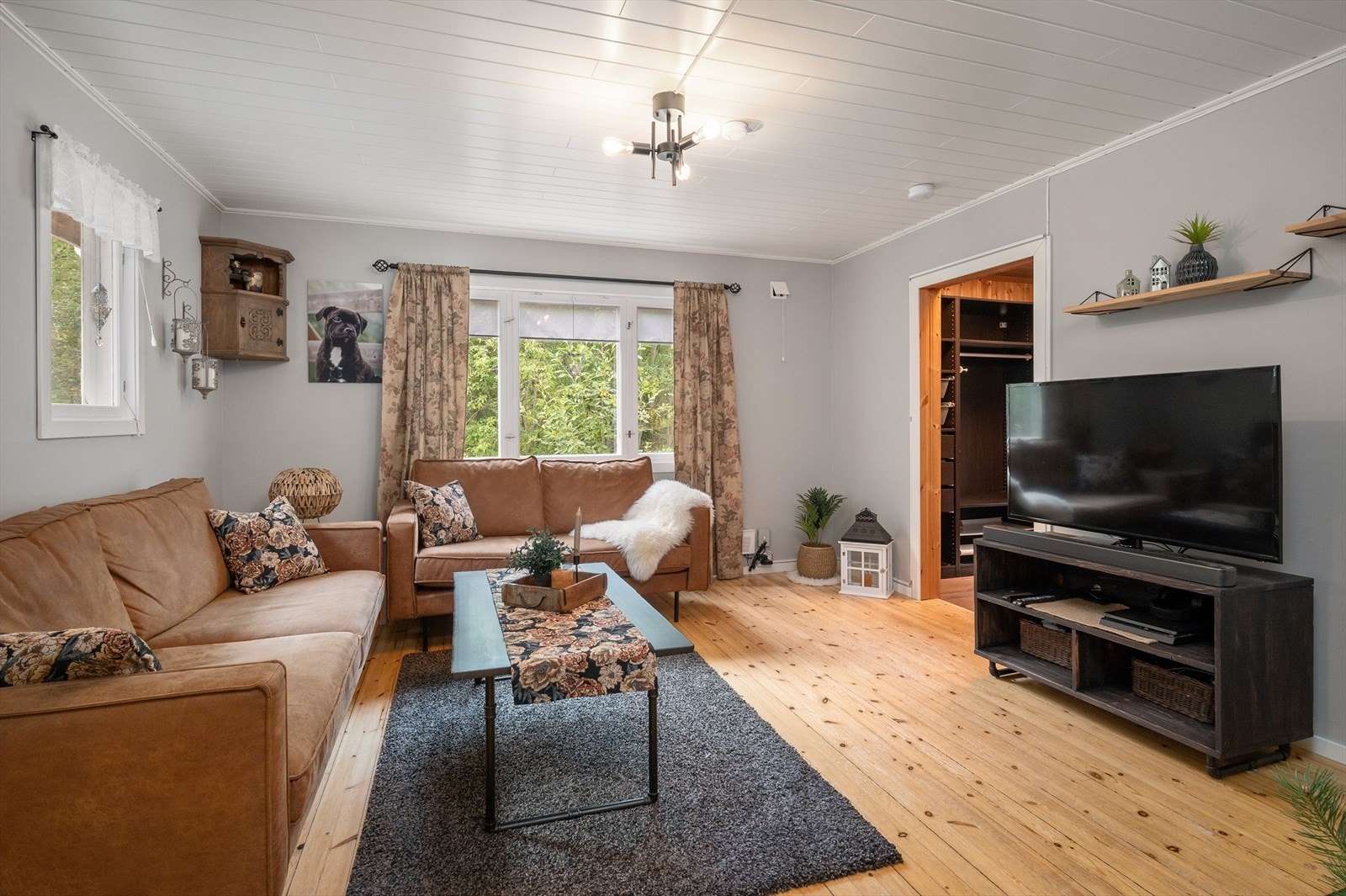 Lys og romslig stue med plass til sofagruppe. Galleribilde