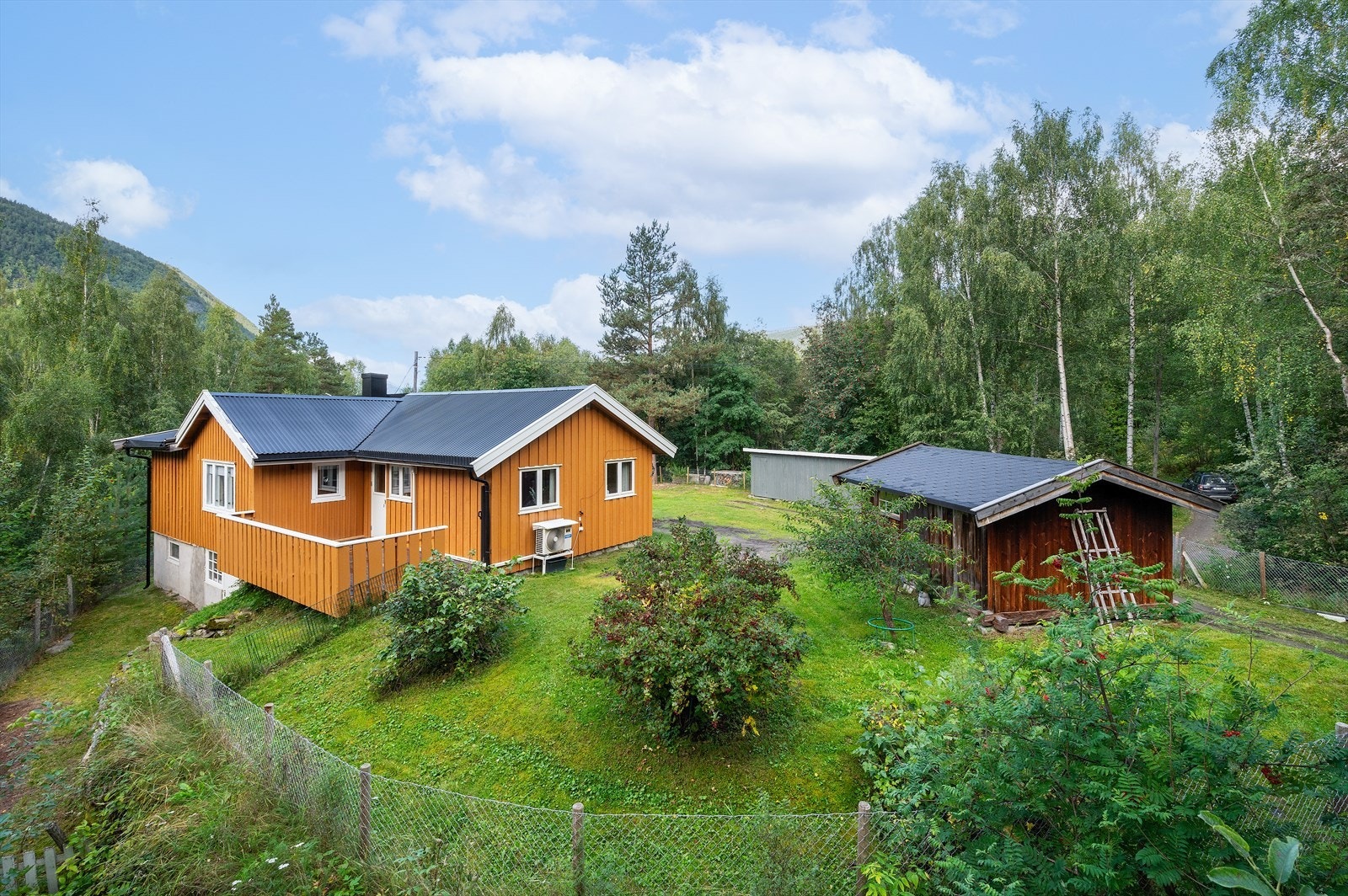 Eneboligen ligger fint til i landlige og naturskjønne omgivelser. Galleribilde