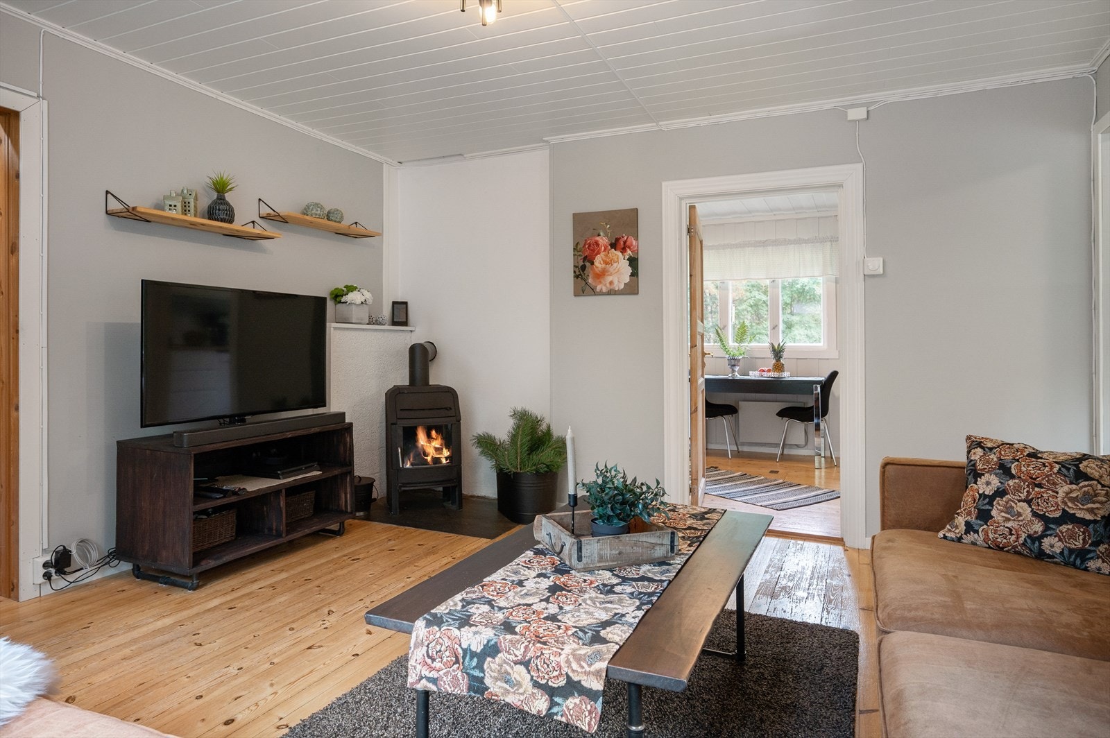 Boligen varmes i hovedsak opp med vedovn og varmepumpe. Ellers elektrisk oppvarming. Galleribilde