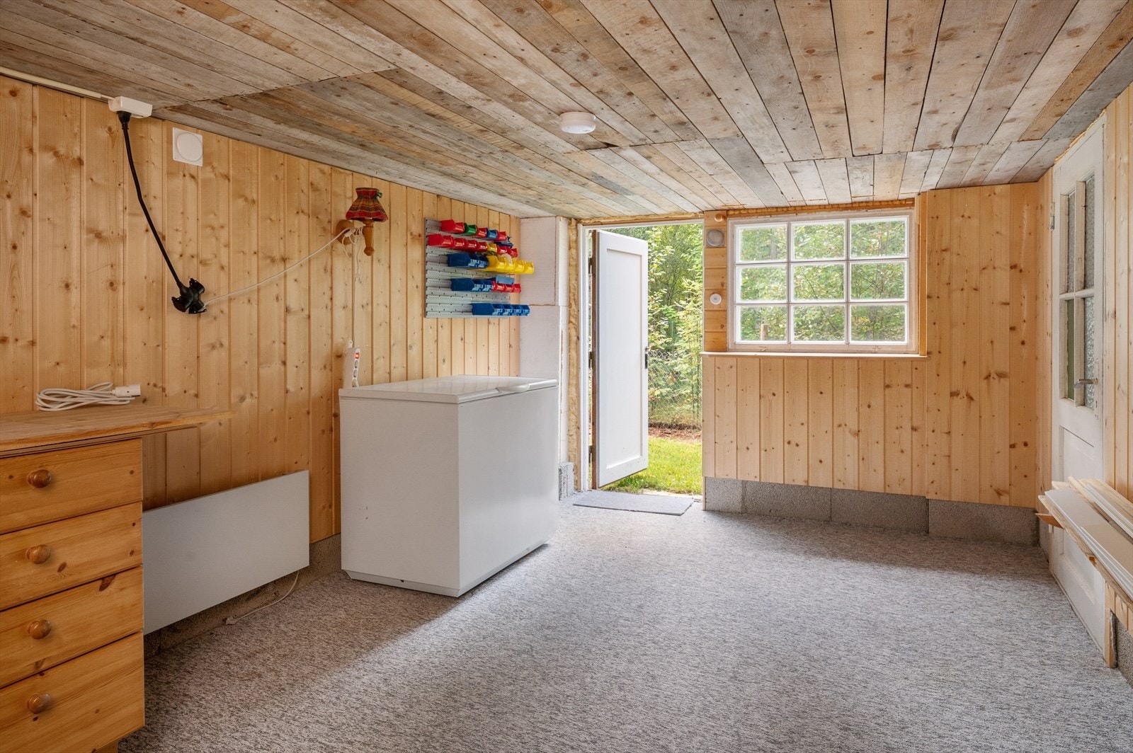 Godt med lagringsplass i kjelleretasjen. Galleribilde