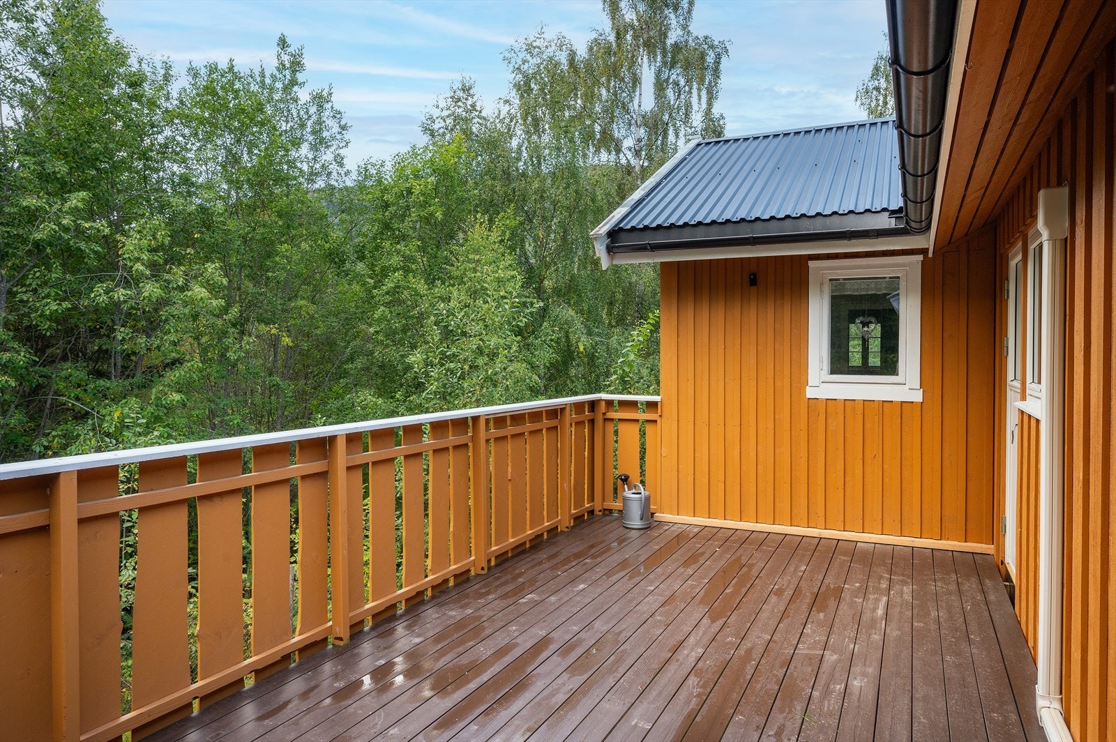 Fin terrasse med utgang i fra gangen i huset. Galleribilde