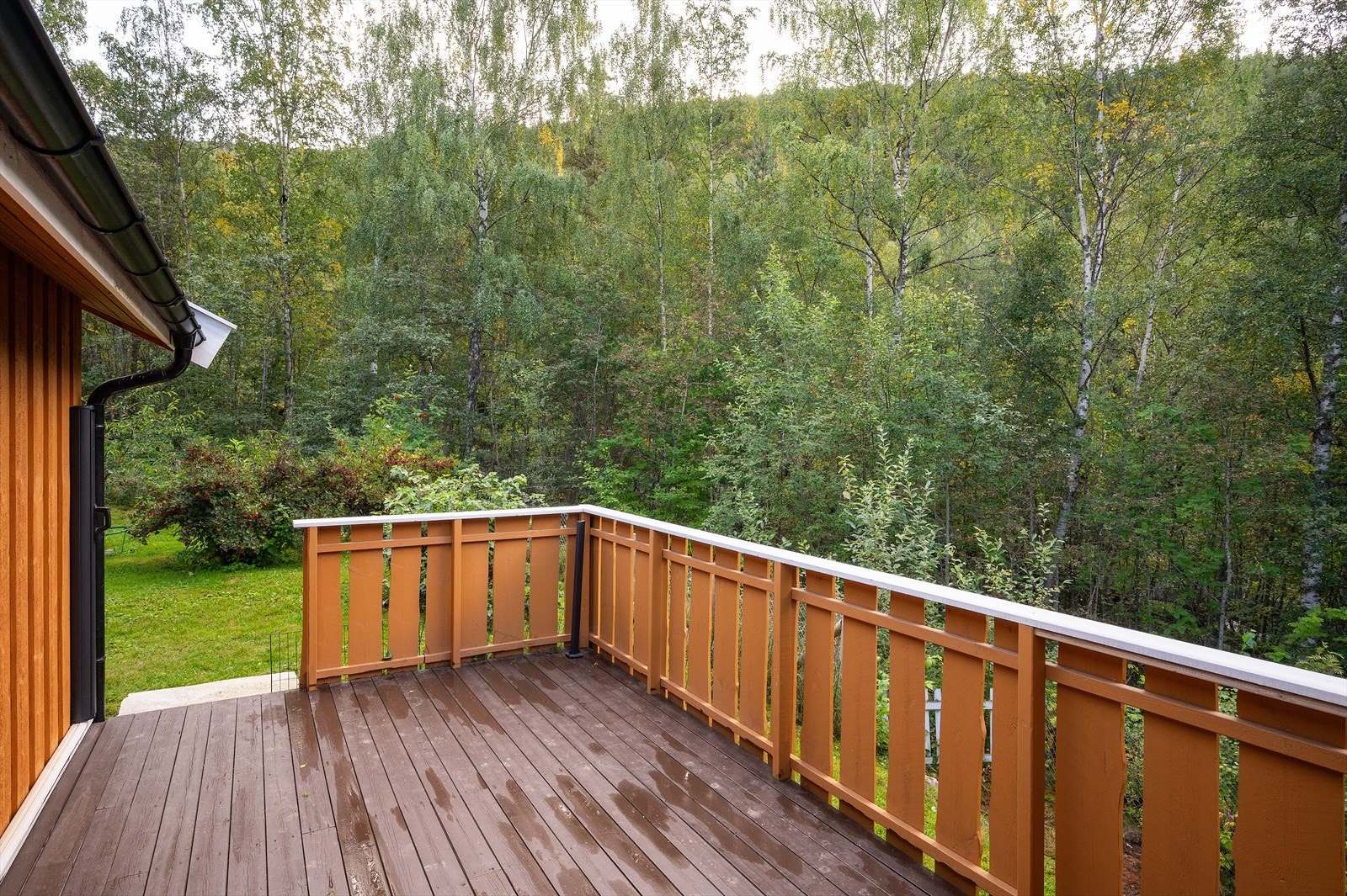 Terrasse er beiset i 2023. Galleribilde