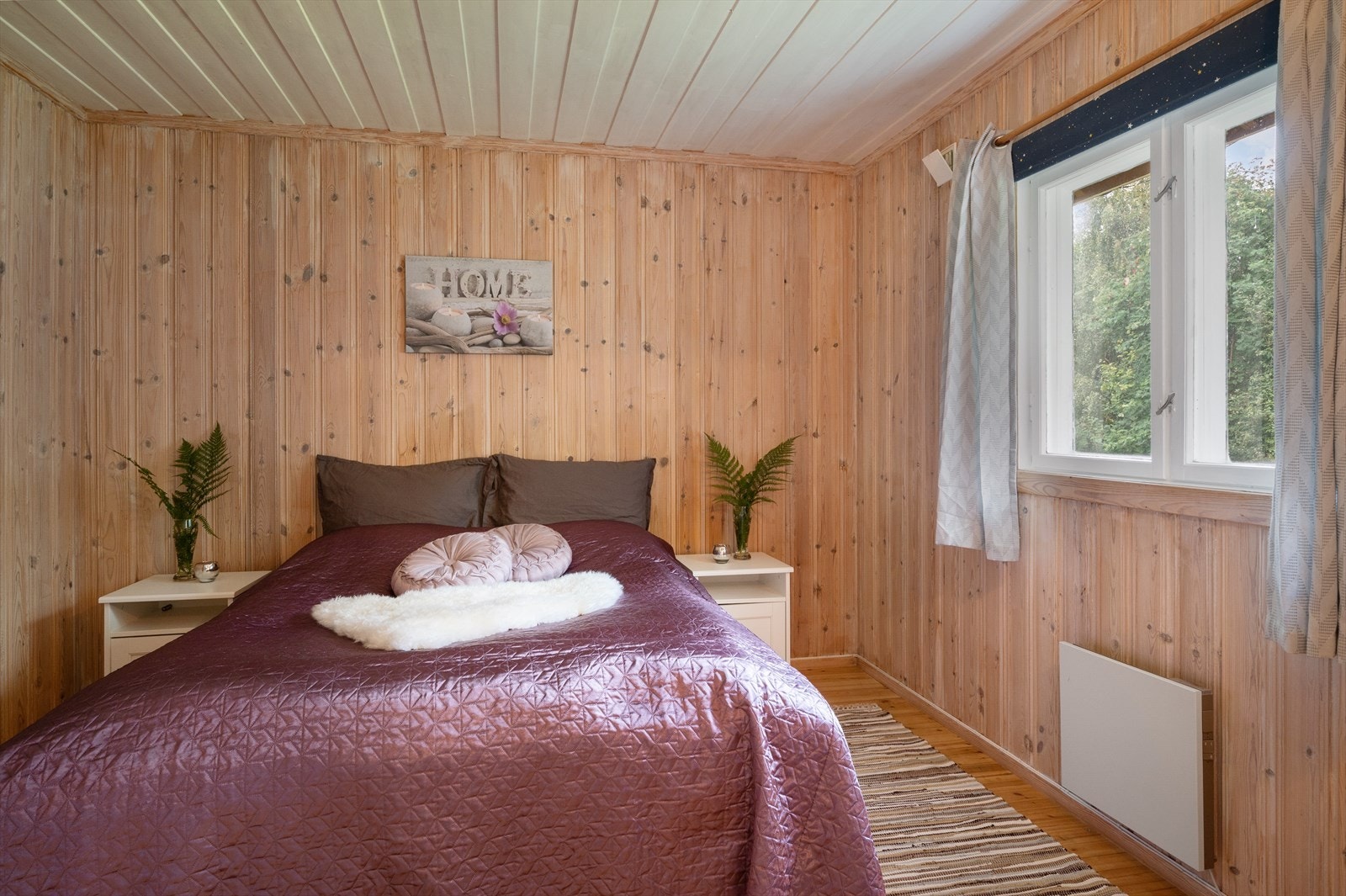 Boligen har totalt 3 soverom. Hovedsoverommet ligger for seg selv, mens de to andre ligger vegg i vegg. Galleribilde