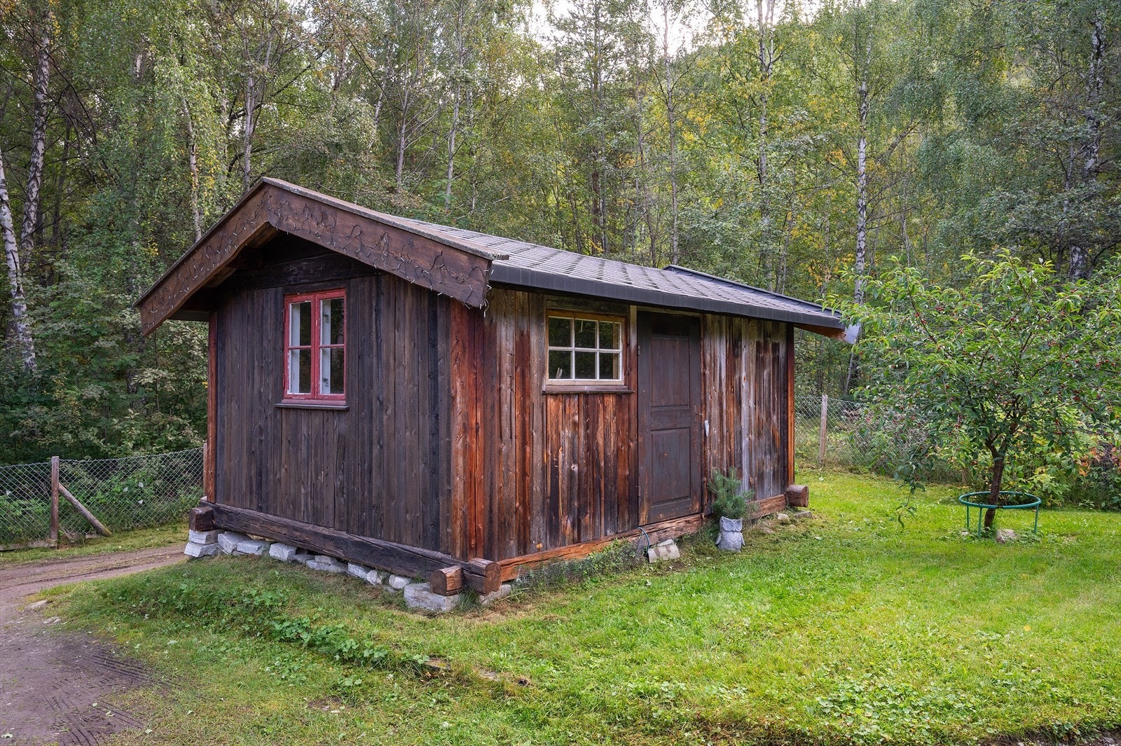 Det er to uthus på eiendommen, samt et steinfjos. Galleribilde