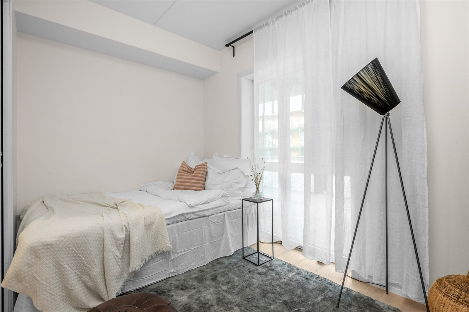 Soverommene ligger i hver sin ende av leiligheten. Galleribilde