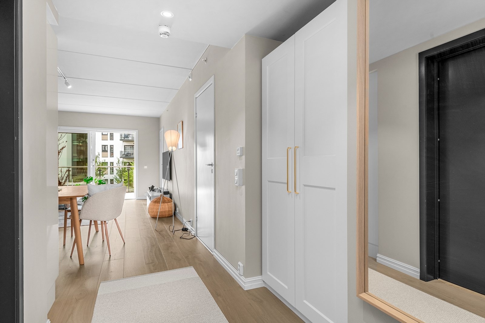 Romslig entré på 3,5 m², her er det en nisje som gir mulighet til å etablere oppbevaring for yttertøy. Galleribilde