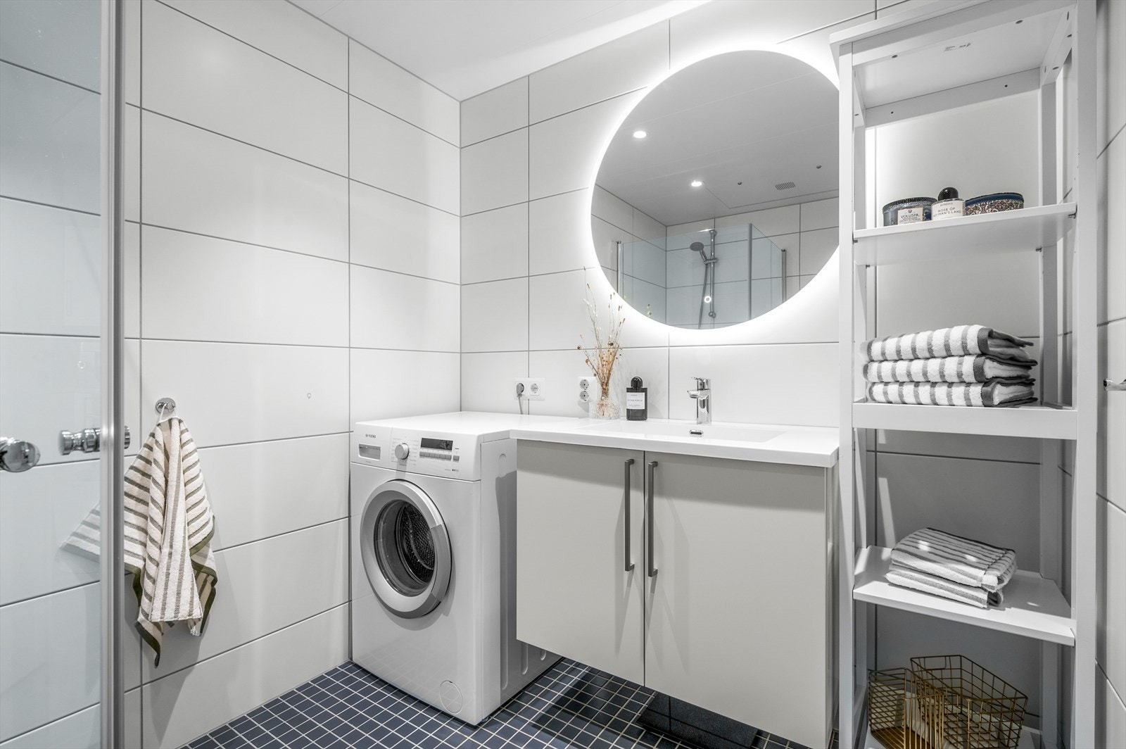 Delikat og flislagt bad på 4,5 m² med gulvvarme. Galleribilde
