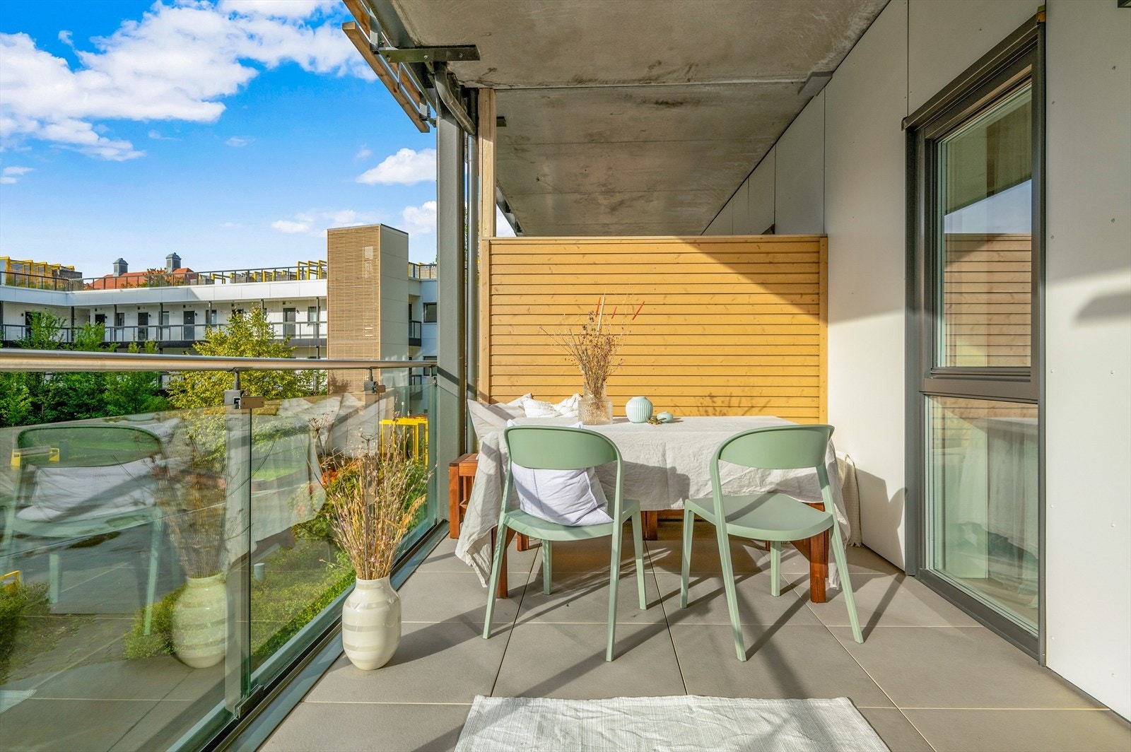 Den store skyvedøren gjør at verandaen på sommerstid blir en forlengelse av stuen. Galleribilde