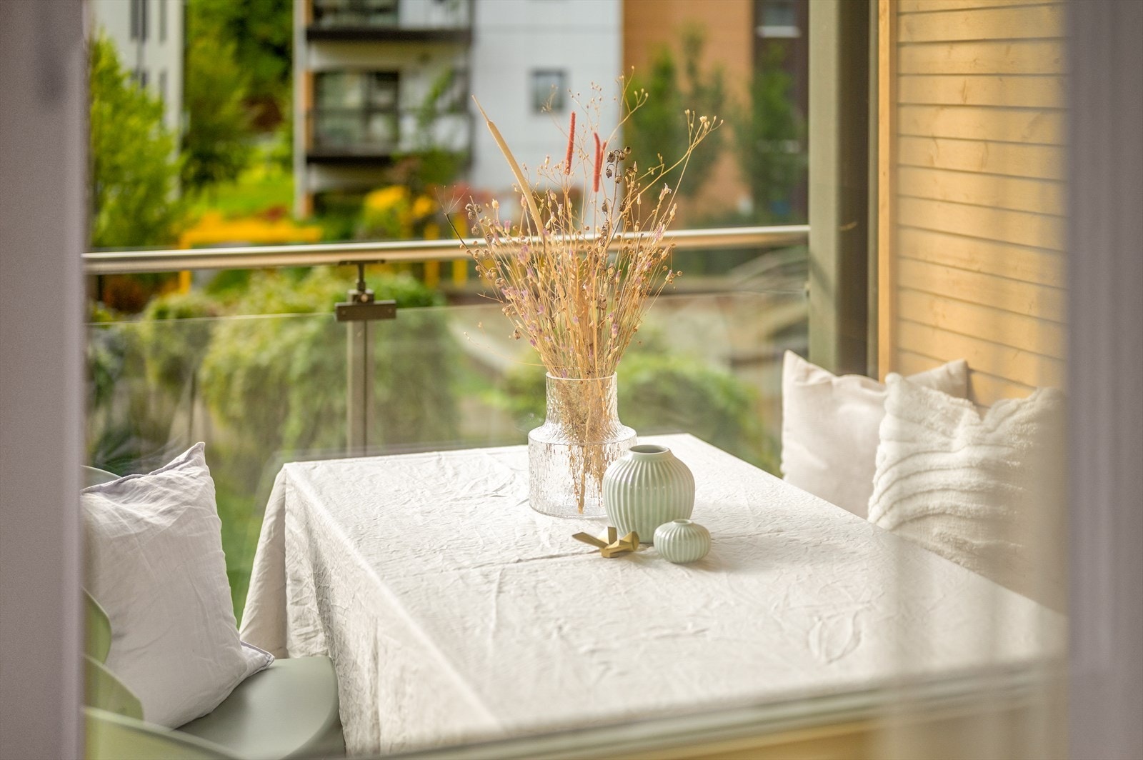 Leiligheten har direkte utgang til en svært romslig veranda på ca. 15,5 m². Galleribilde
