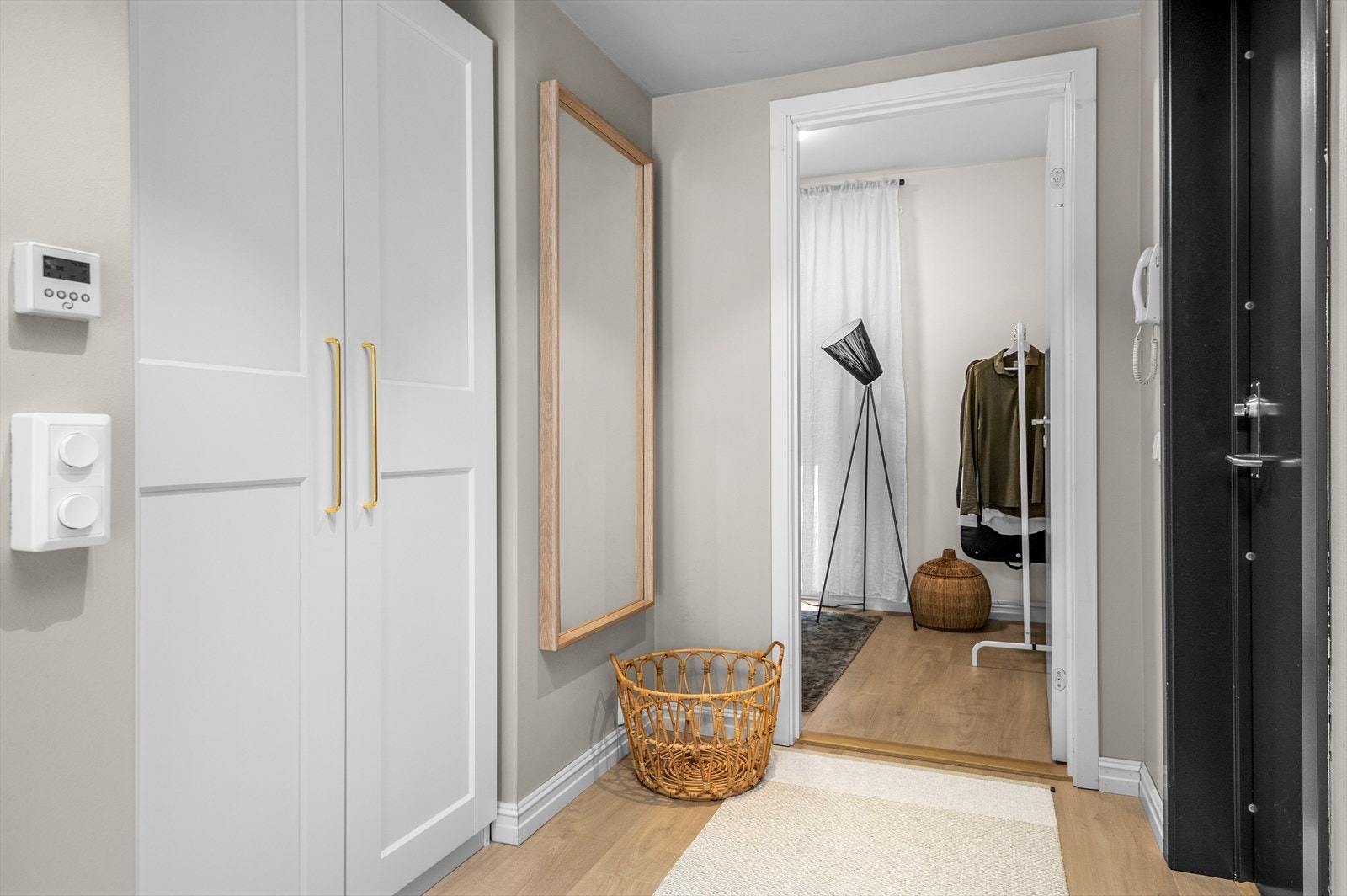 Leiligheten fremstår moderne med slette overflater og tidsriktige farge- og materialvalg. Det ble lagt nytt gulv i 2023. Galleribilde