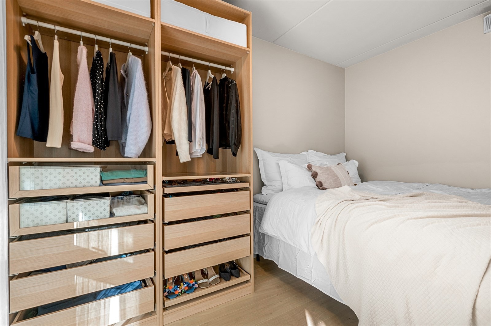 Leiligheten har to soverom, hvorav begge har et areal på 8 m². På dette soverommet er det plass til en 180 seng. Galleribilde
