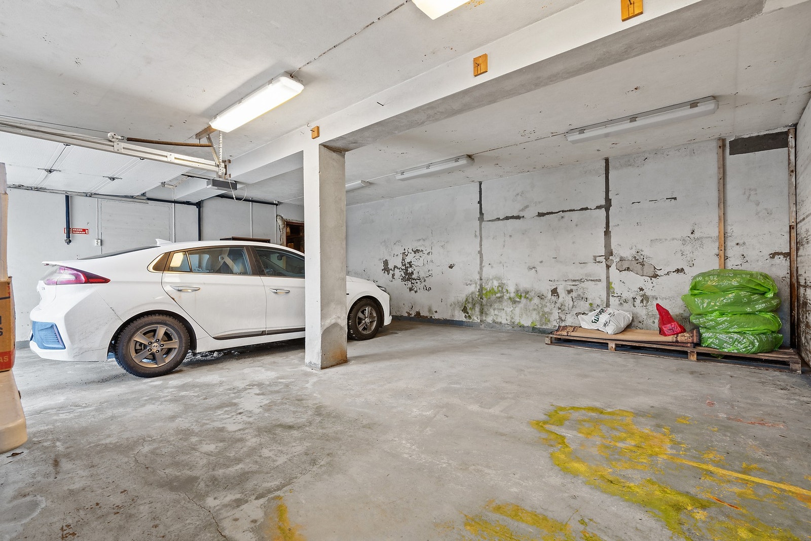 Stor egen garasje Galleribilde