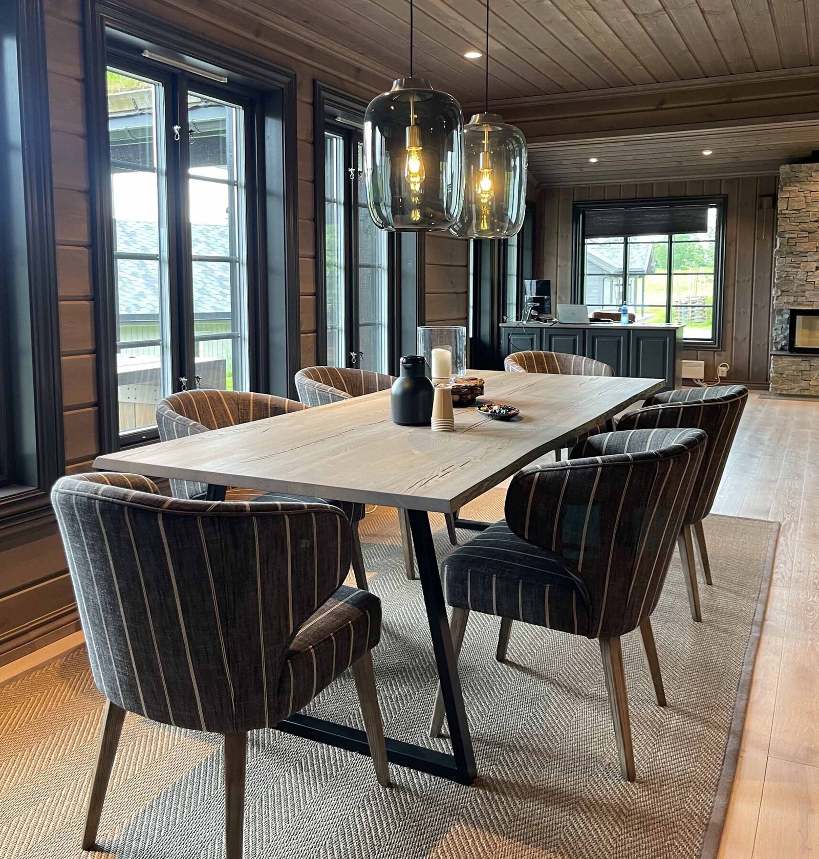 Foto fra spisestue i vår visningshytte på Hellerudsletta.
(foto fra annen modell enn i annonsen) Galleribilde