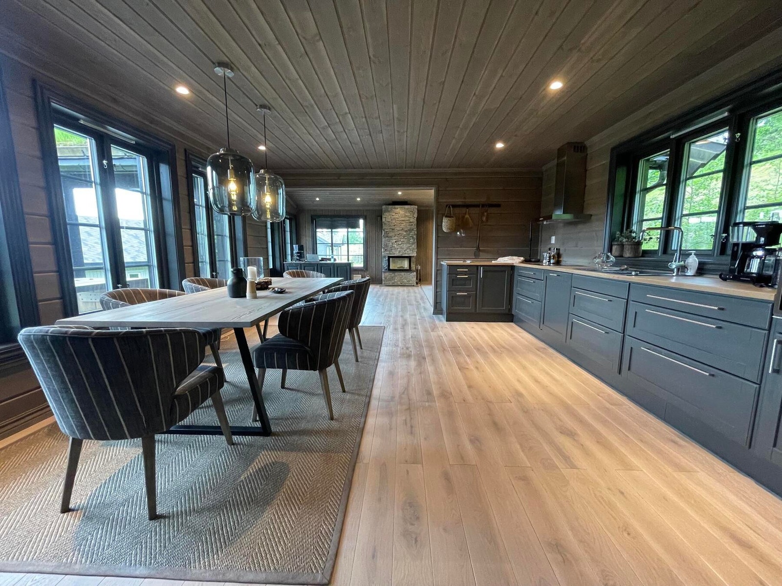 Foto fra kjøkken i vår visningshytte på Hellerudsletta.
Her oppgradert med eikegulv.
(foto fra annen modell enn i annonsen) Galleribilde