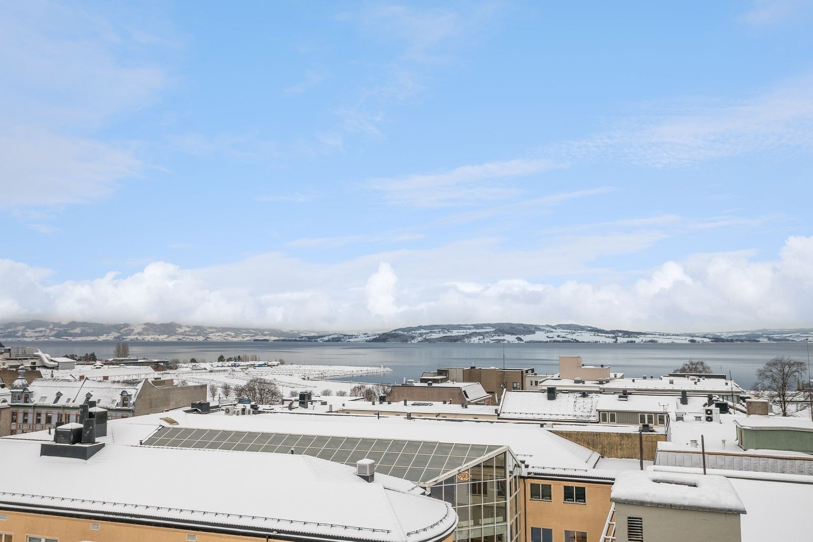 Flott utsikt fra felles takterrasse på toppen av bygget Galleribilde