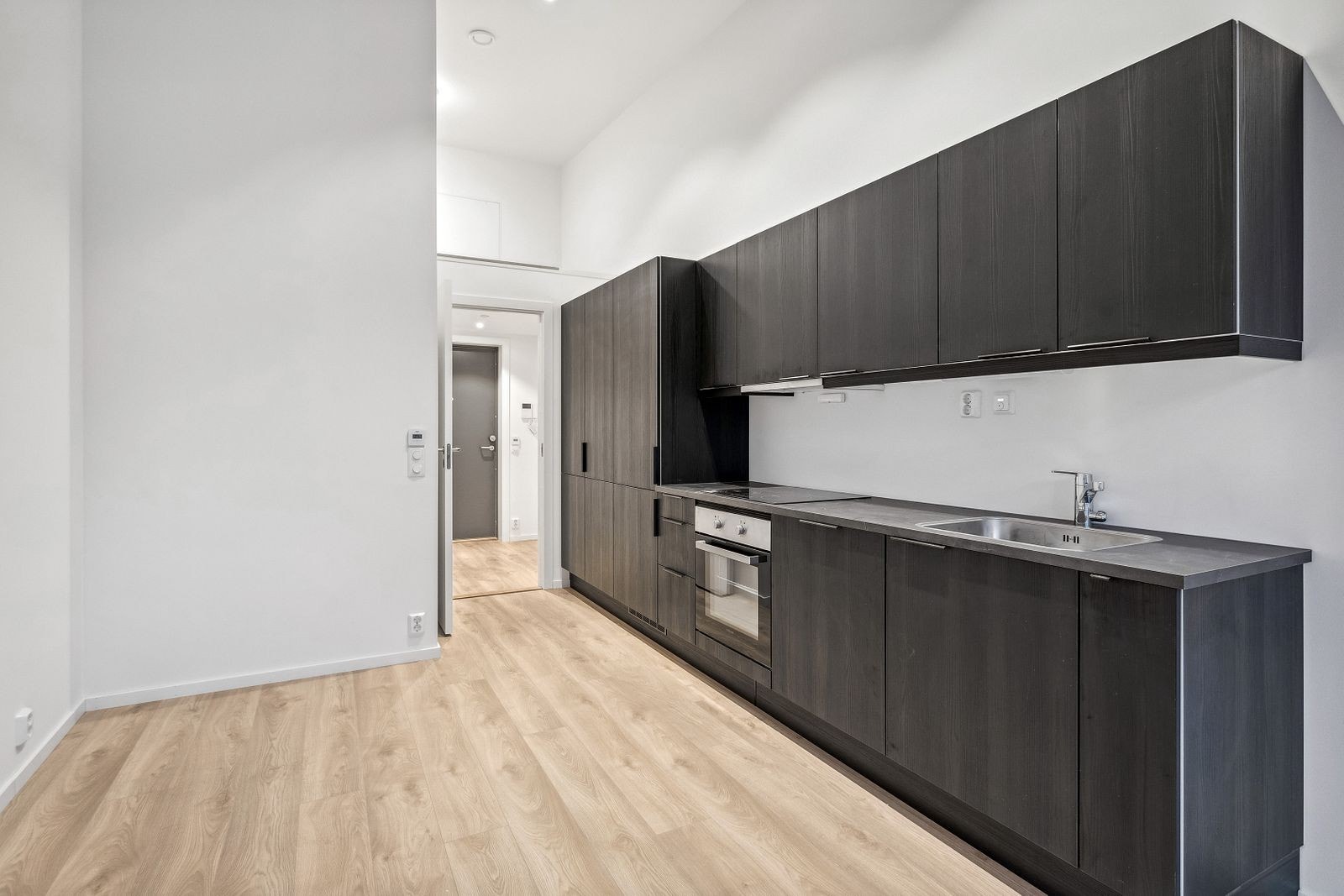 Generøs takhøyde med praktisk hemsløsning. Galleribilde