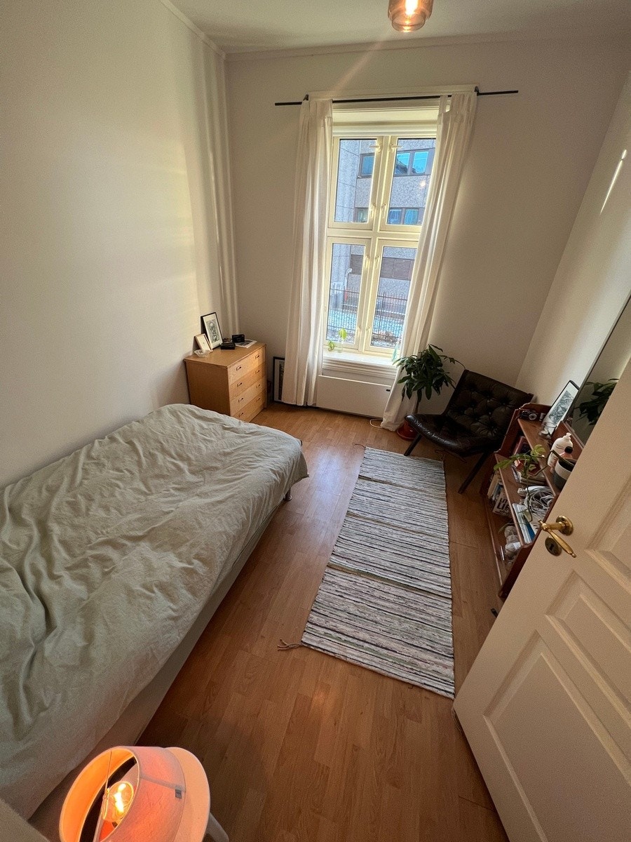 Soverommet leies ut umøblert. God plass til å innrede med skrivebord dersom man ønsker det. Galleribilde