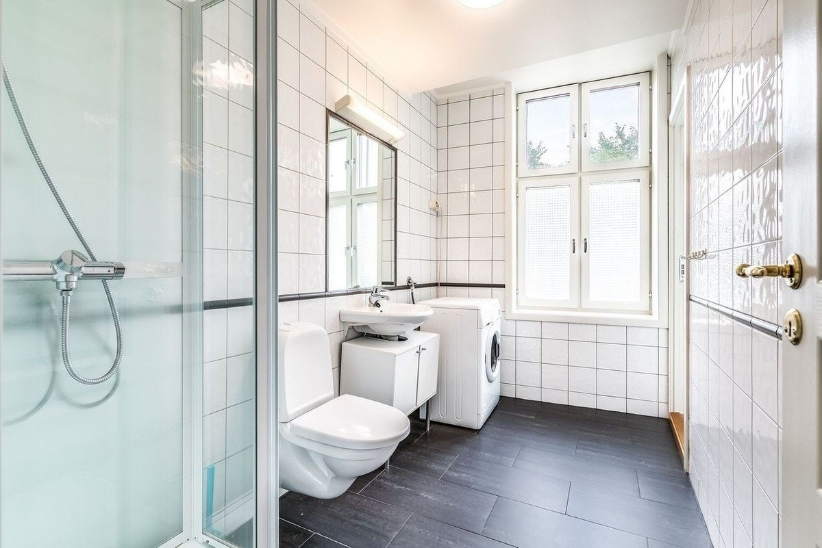 Lyst og romslig bad. Galleribilde