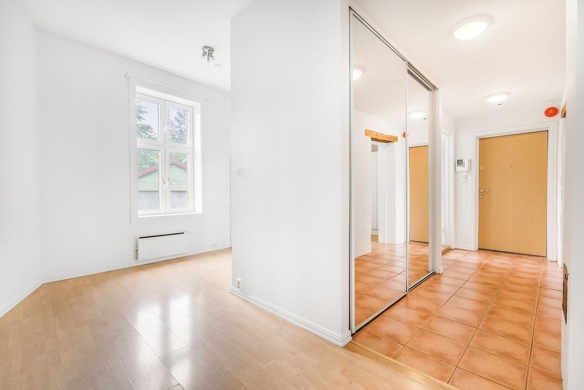 Gang/spisestue som nå er møblert med god plass og stor garderobe Galleribilde