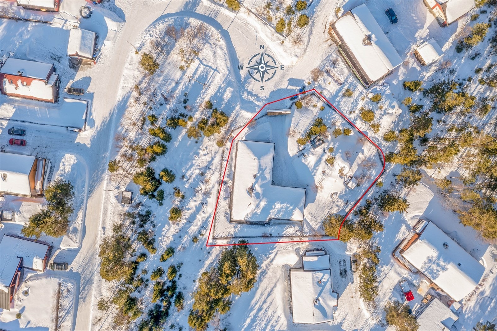 Oversiktsbilde av eiendommen og tomten. Galleribilde