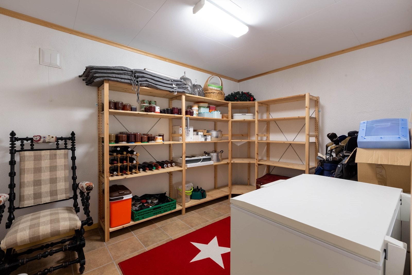 Eiendommen har god lagringsplass med to store boder og teknisk rom/bod i underetasjen. Galleribilde