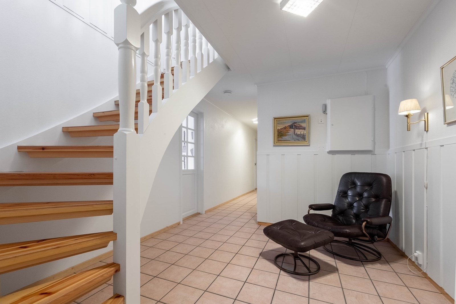 Hall underetasje. Galleribilde