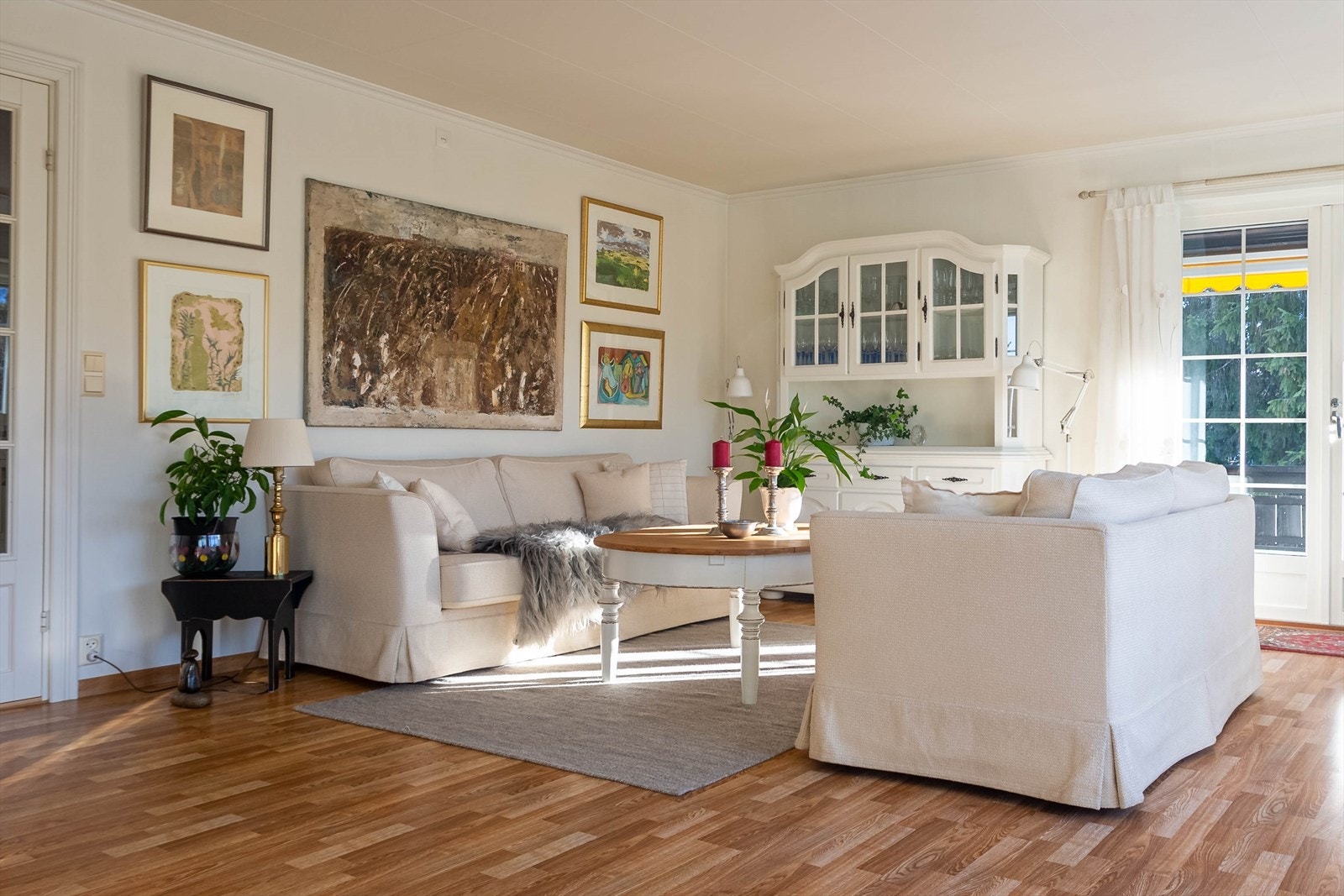 Stuen har flere sittegrupper. Galleribilde