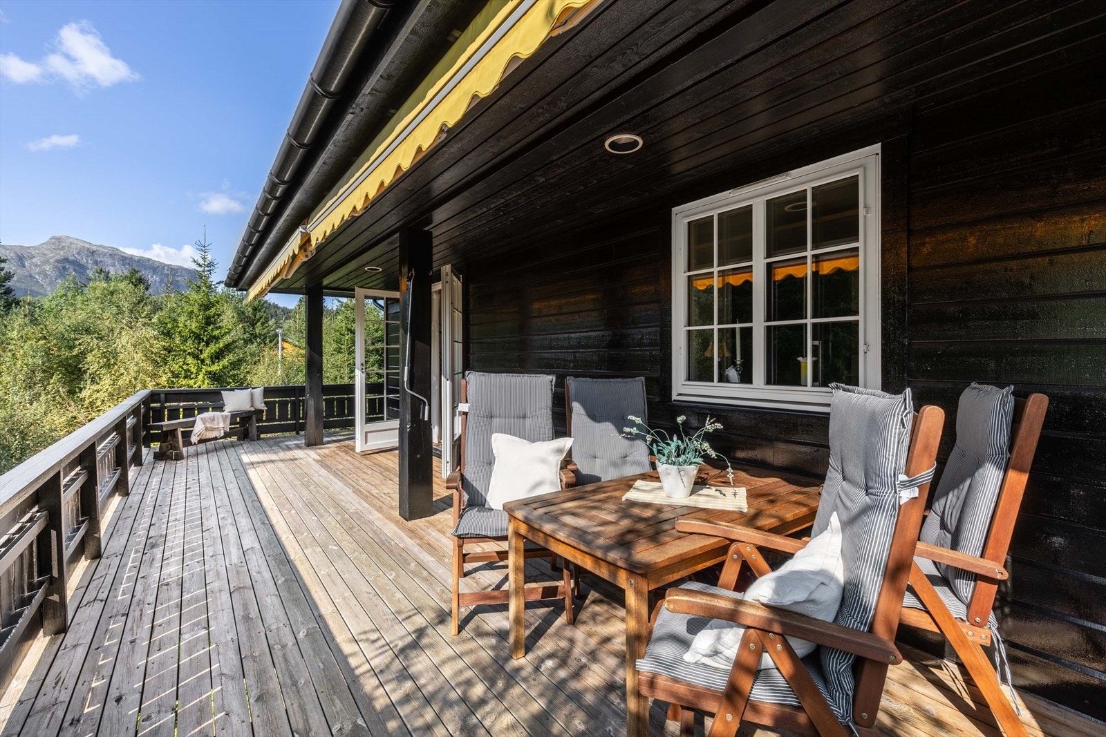 Solrik terrasse med flott fjellutsikt! Galleribilde