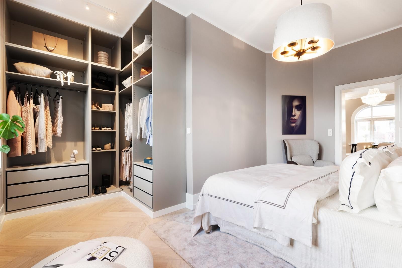 Praktisk omkledningssone innredet med plassbygd garderobe. Galleribilde