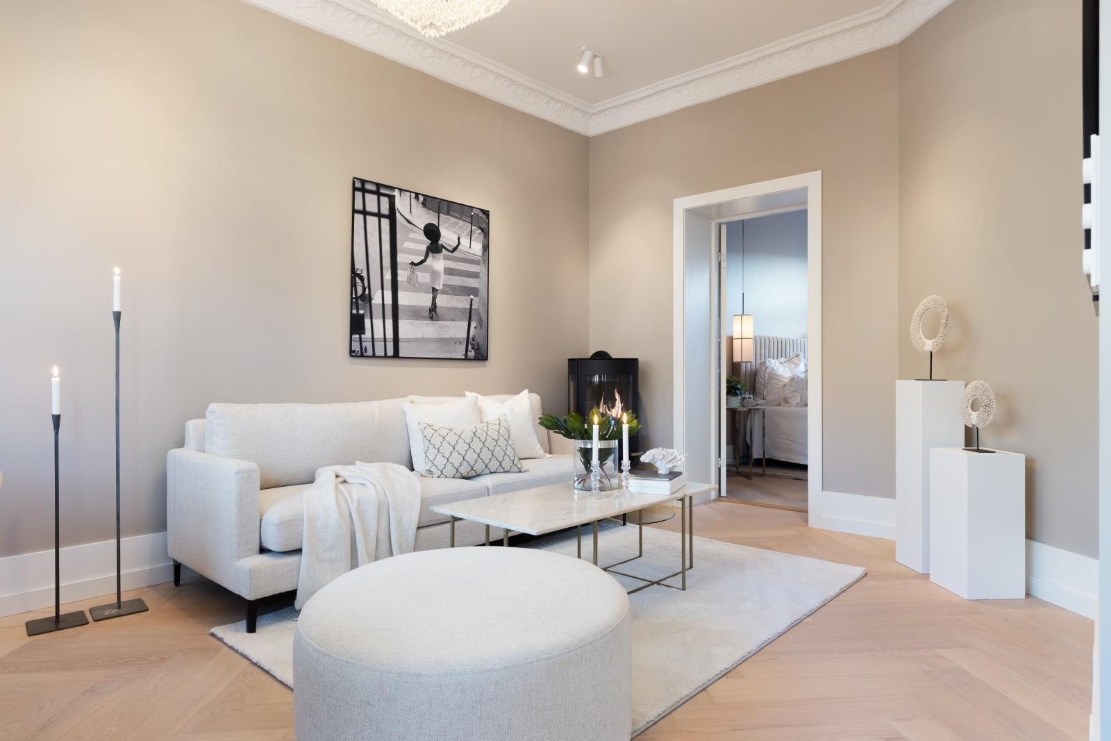 Ny moderne peis i stuen som byr på ekstra hygge og varmer godt på kjølige dager. Galleribilde