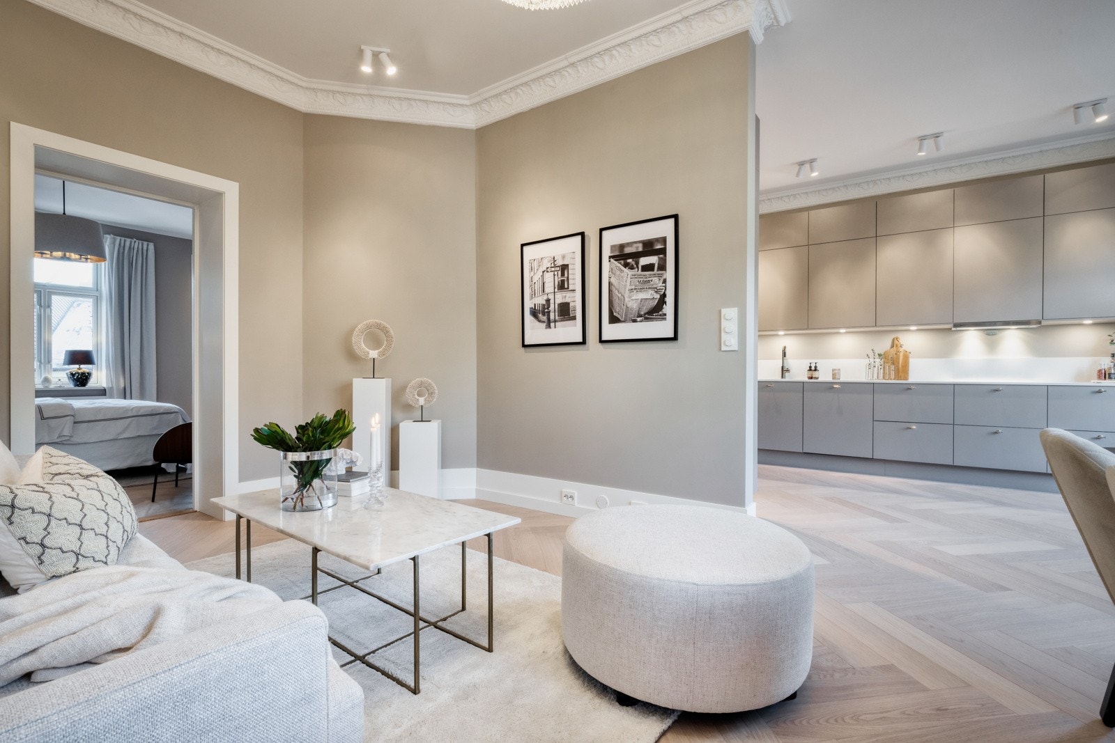 Leiligheten har en dels åpen stue/kjøkkenløsning. Galleribilde