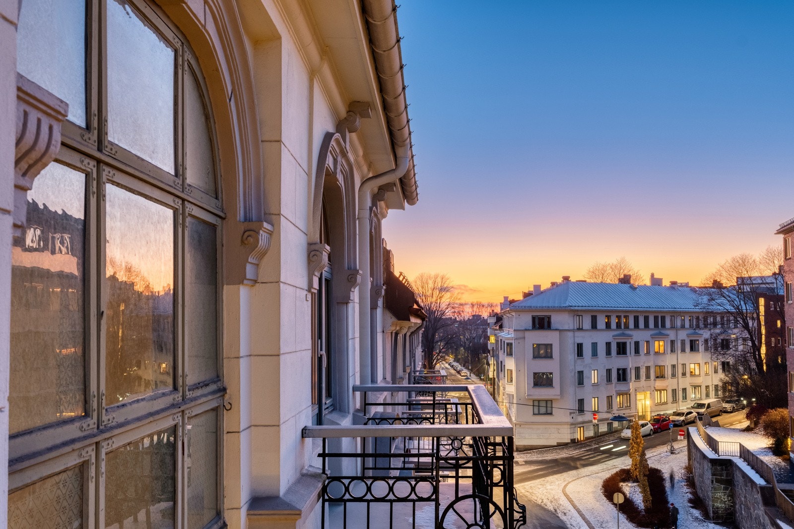 Utgang til nord-vest vendt balkong med flotte sol- og utsiktsforhold. Galleribilde