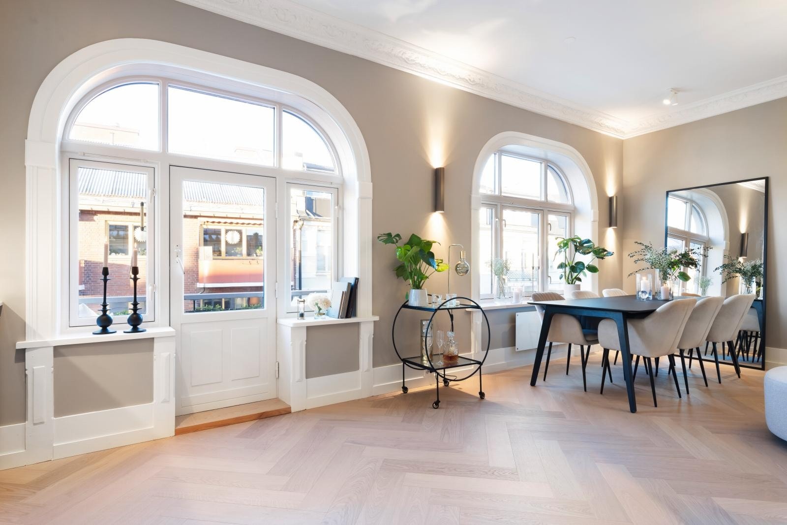 Her får du en fin kombinasjon av det klassiske om moderne med luftig takhøyde, rosett, stukkatur og store vindusflater. Galleribilde