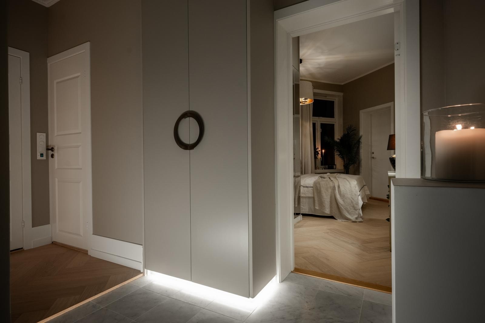 LED belysning under garderobeskap. Galleribilde