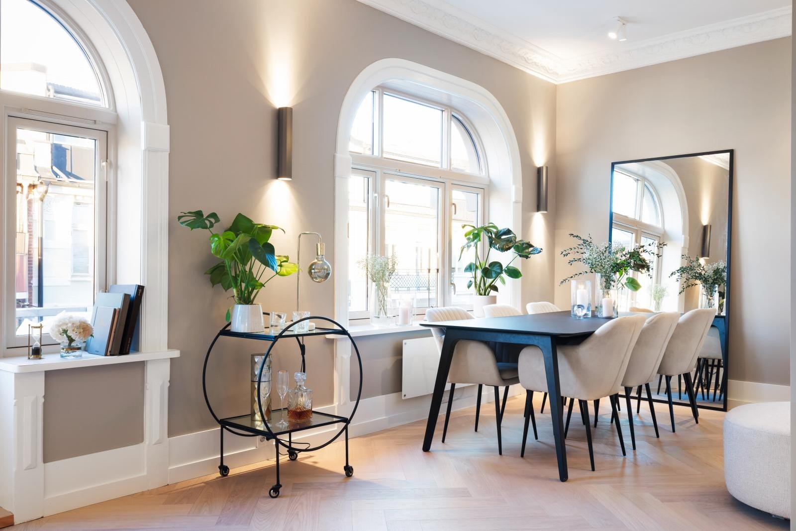 Stuen gir god plass til langbord. Galleribilde