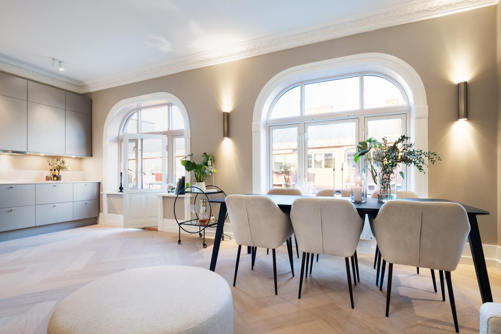 Leiligheten er gjennomgående med store vindusflater og fantastisk lysinnslipp. Galleribilde
