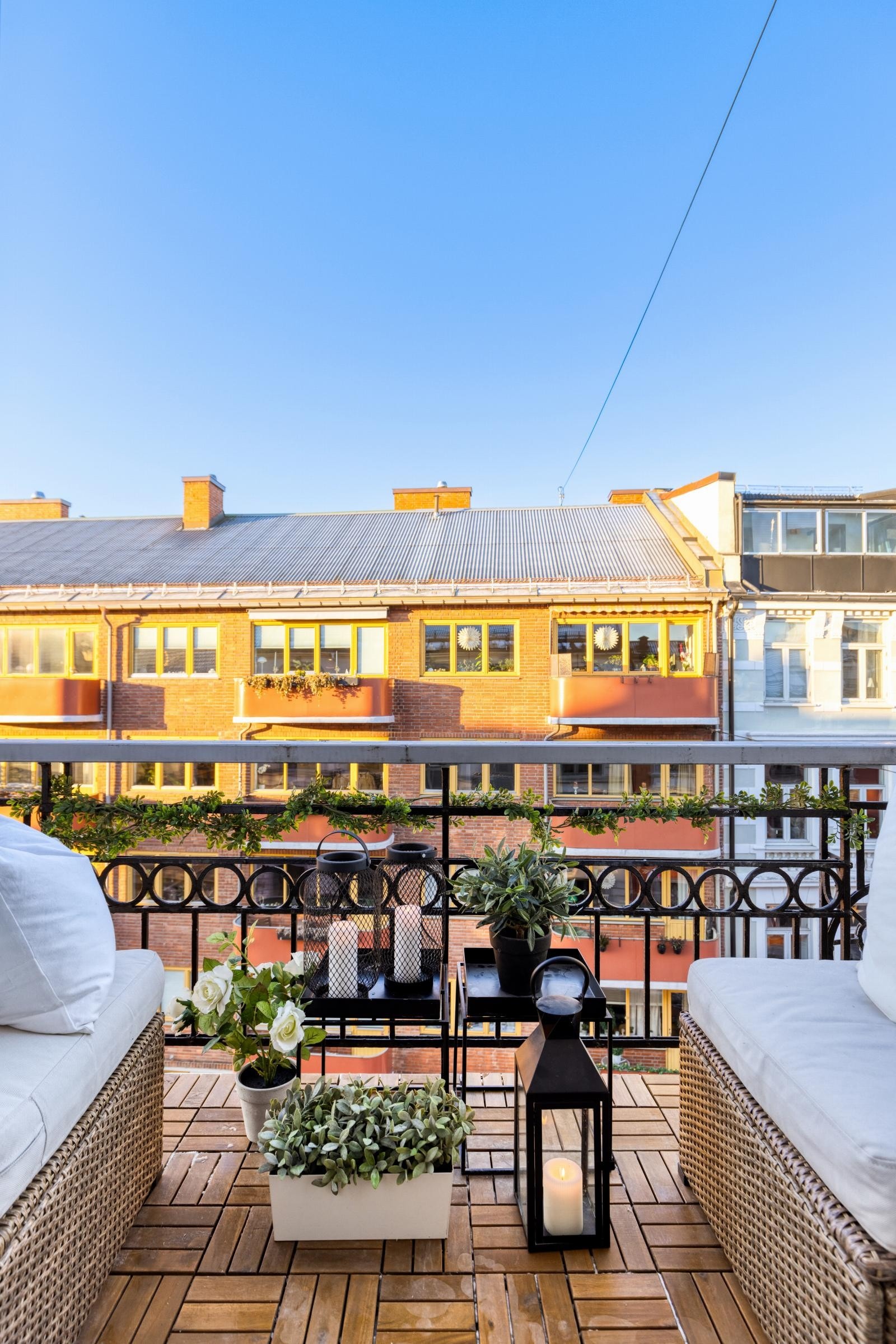 Balkongen gir fin plass til liten sittegruppe. Galleribilde