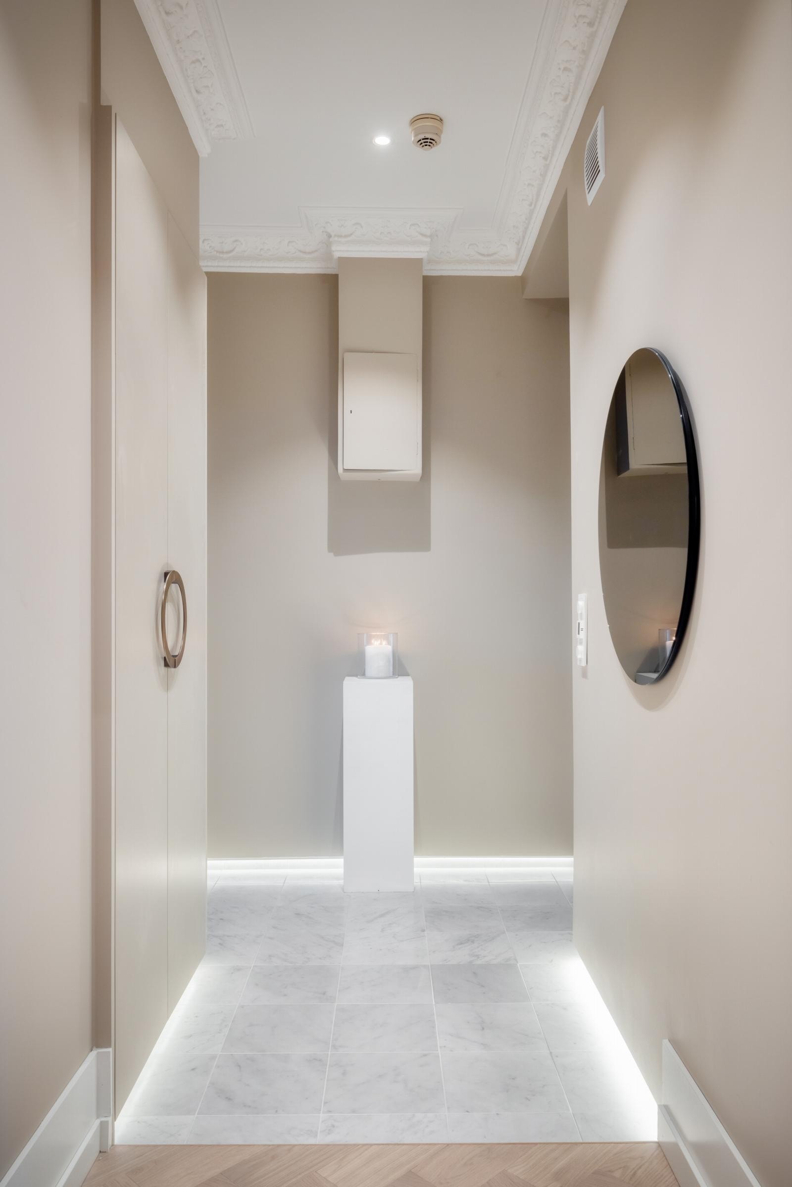 Meget innbydende entré med Carrera fliser fra Ulfven og integrert garderobe med håndtak fra Lovehandles. Galleribilde
