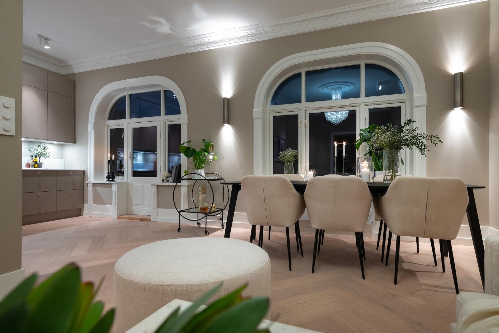 Leiligheten er gjennomgående med store vindusflater og fantastisk lysinnslipp. Galleribilde