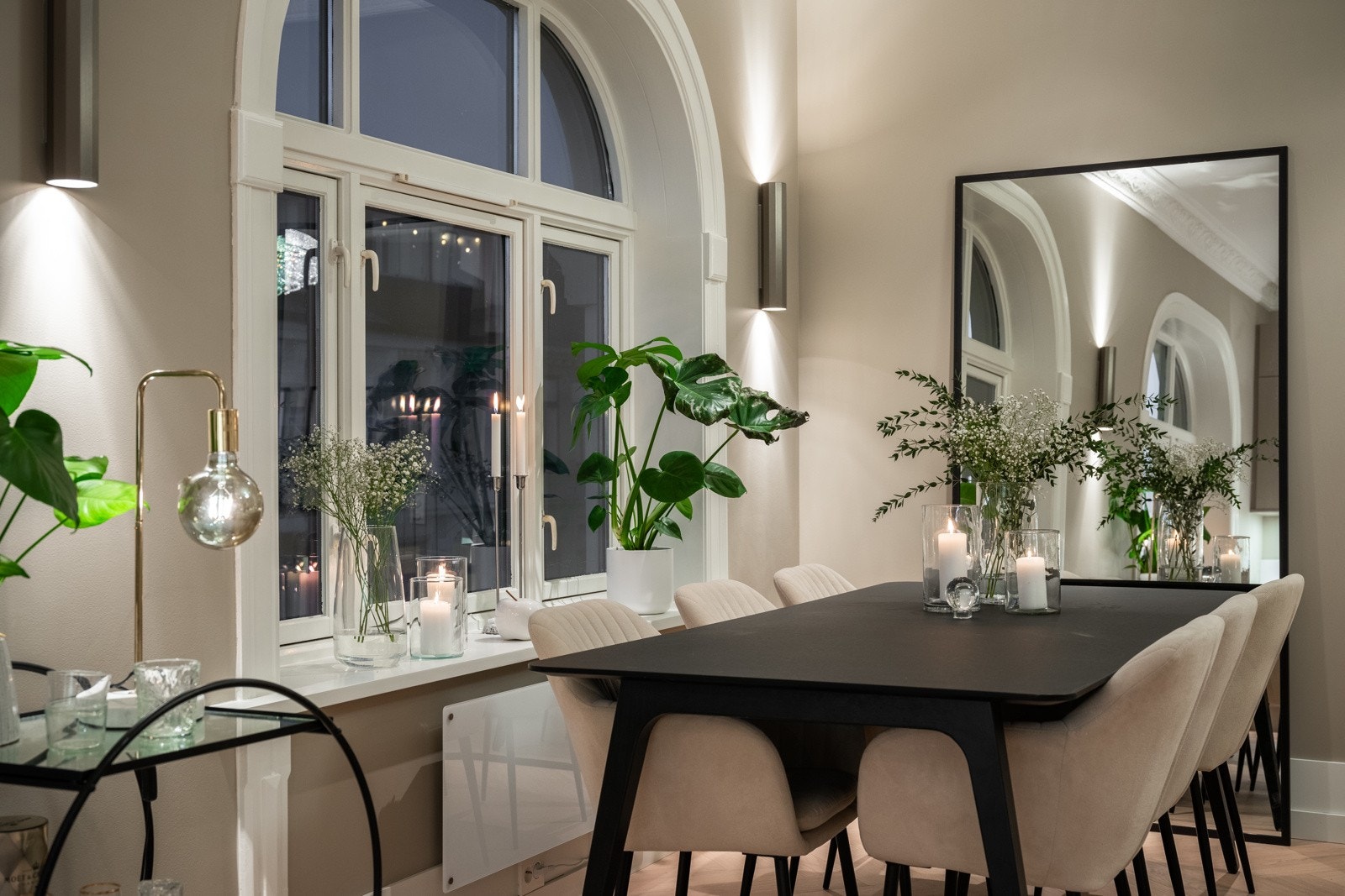 Stuen fremstår som gjennomtenkt stilmessig med store og flotte, runde vinduer som sikrer godt lys Galleribilde